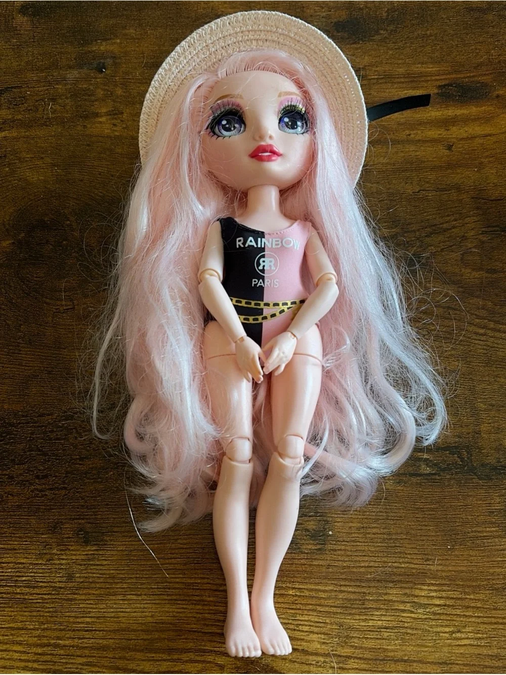 Rainbow High Doll Pacific Coast Bella Parker w/ Outfit Hat Beach Doll PINK Hair